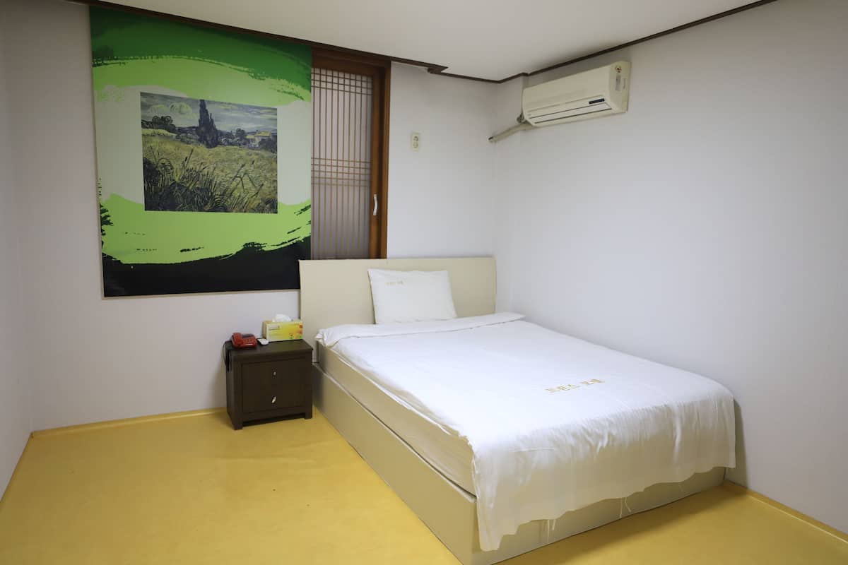 Double Room | Meja, seterika/papan seterika, Wi-fi percuma, cadar katil