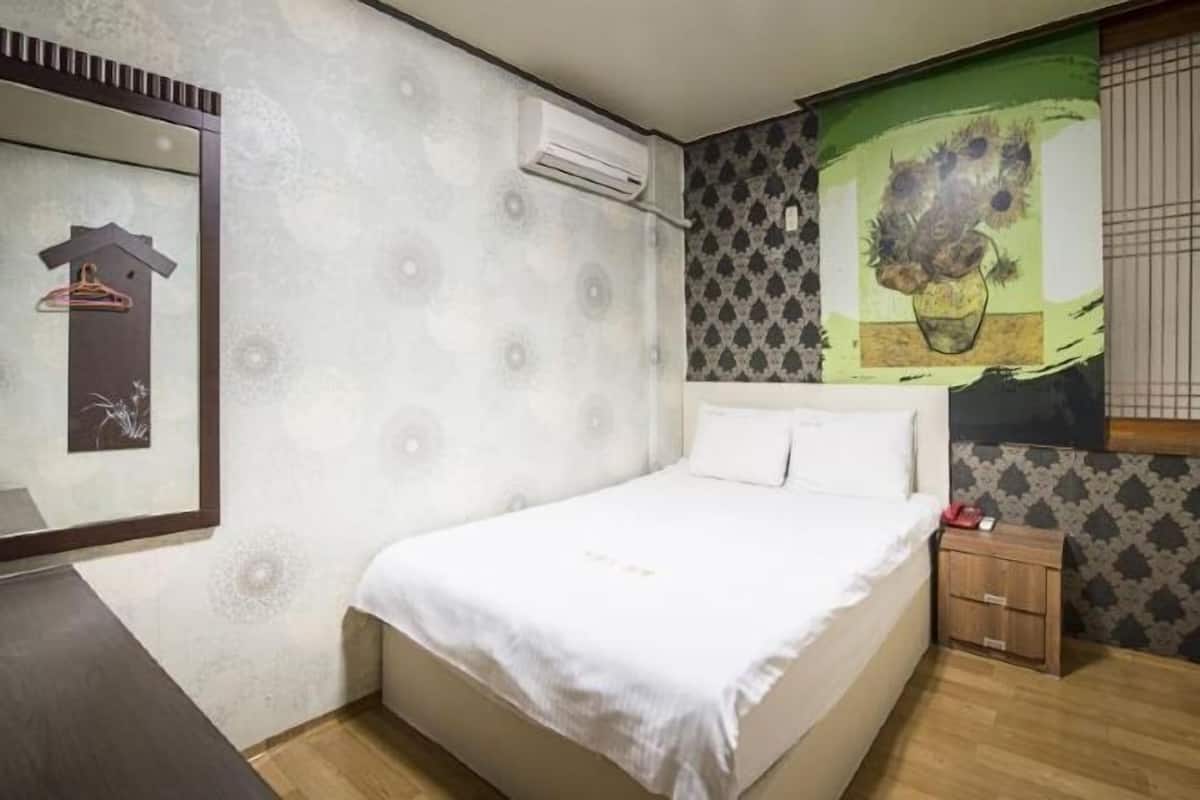 Escritorio, tabla de planchar con plancha, wifi gratis y ropa de cama