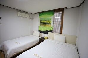 Twin kamer | Een bureau, een strijkplank/strijkijzer, gratis wifi, beddengoed