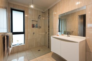 Huis | Badkamer | Gratis toiletartikelen, een haardroger, handdoeken, zeep