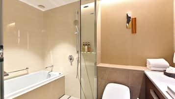 Ein modernes Badezimmer mit einer Duschkabine, einer weißen Badewanne und einer Toilette.