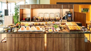 Daily buffet breakfast (JPY 4500 per person)