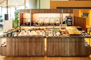 Se ofrece un desayuno bufé (4500 JPY por persona)