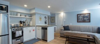Luxury 2 bedroom apartment w/ free parking
