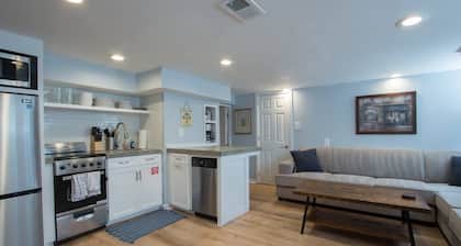 Luxury 2 bedroom apartment w/ free parking
