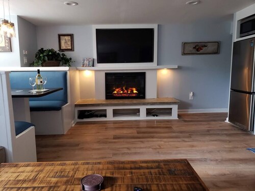 Luxury 2 bedroom apartment w/ free parking