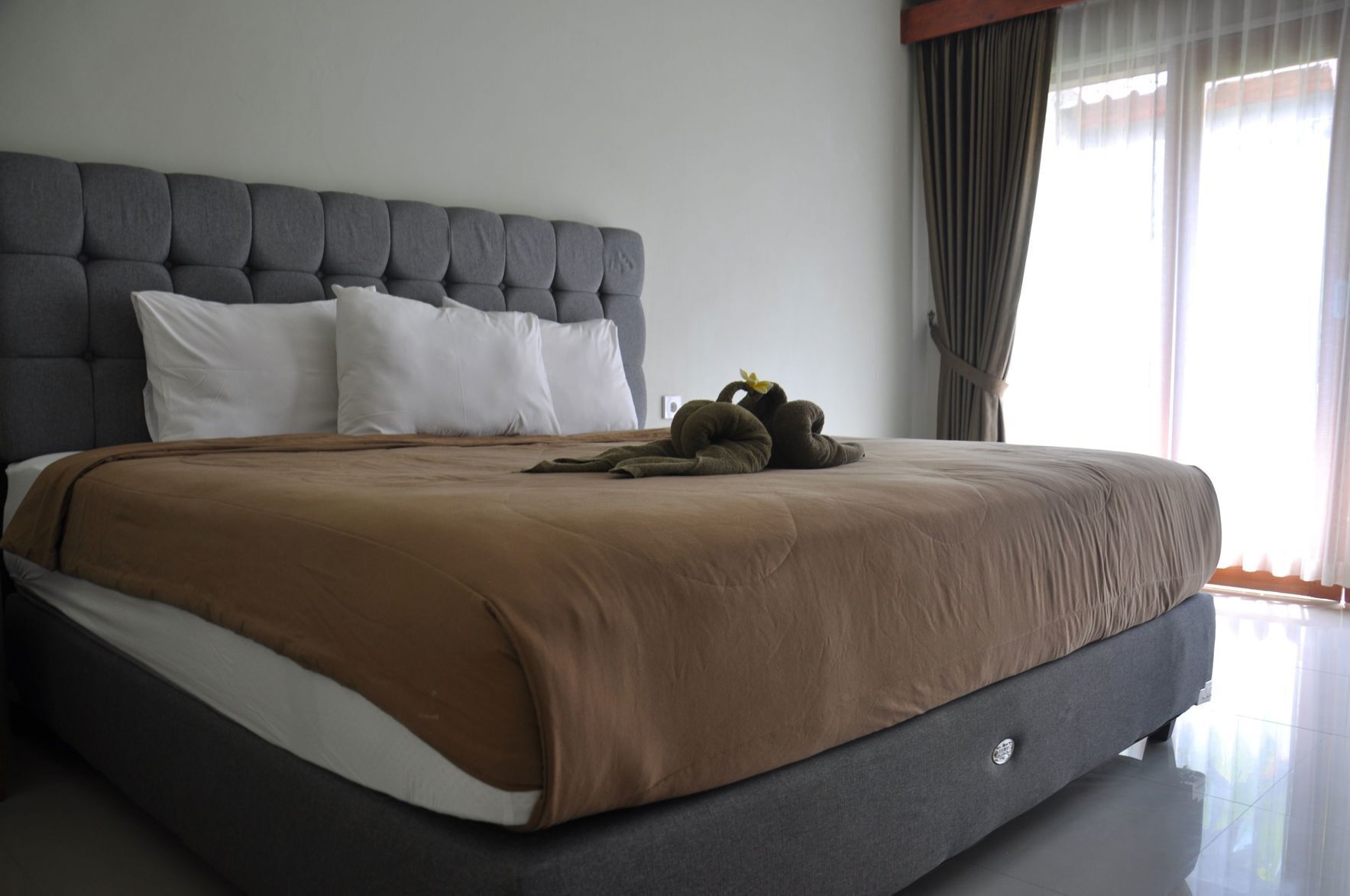 Desk, soundproofing, free WiFi, bed sheets