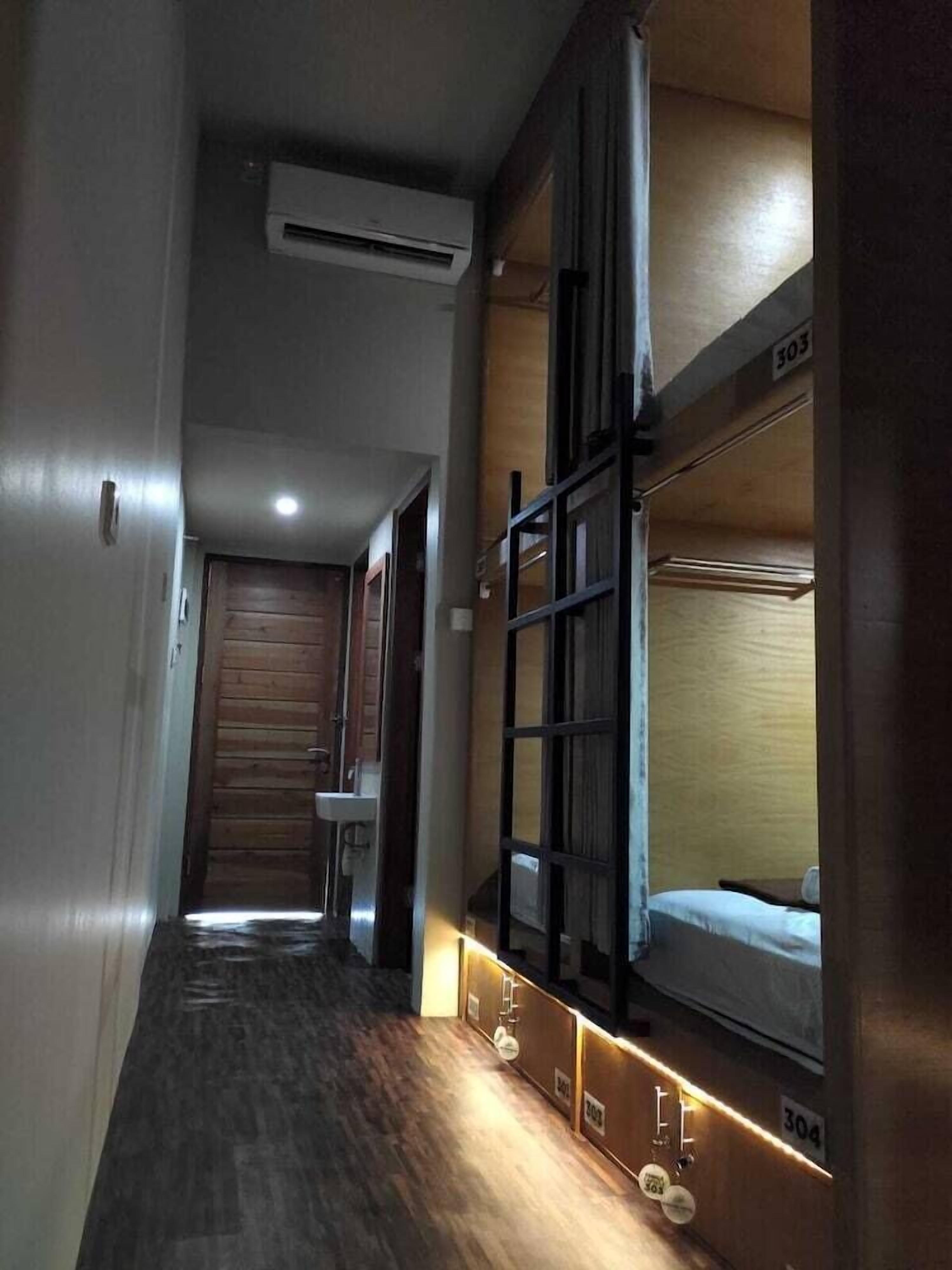 Desk, soundproofing, free WiFi, bed sheets