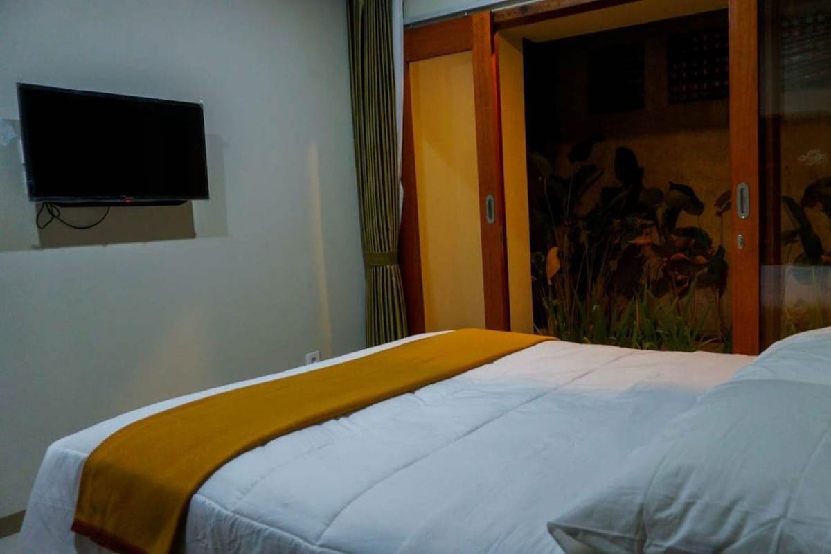 Desk, soundproofing, free WiFi, bed sheets