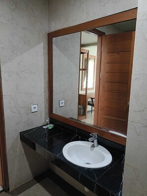 Quarto casal luxo, 1 cama King, para não fumantes | Banheiro | Chuveiro, produtos de toalete grátis, bidê, toalhas de banho