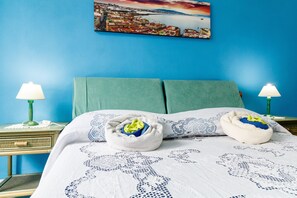 1 Schlafzimmer, Schreibtisch, schallisolierte Zimmer