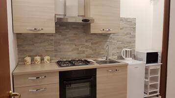 Frigorifero, microonde, forno, piano cottura