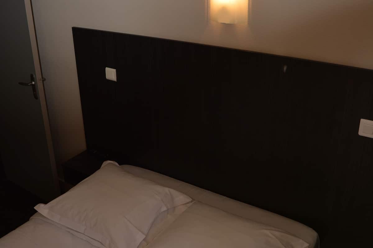 double room | iron/ironing board, free cots/infant beds, free wifi, bed sheets