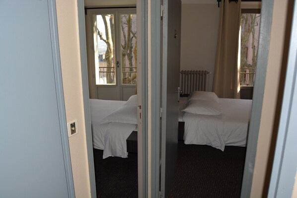 Quadruple Room | Iron/ironing board, free cribs/infant beds, free WiFi, bed sheets - Le Charleston Hotel (Rodez)