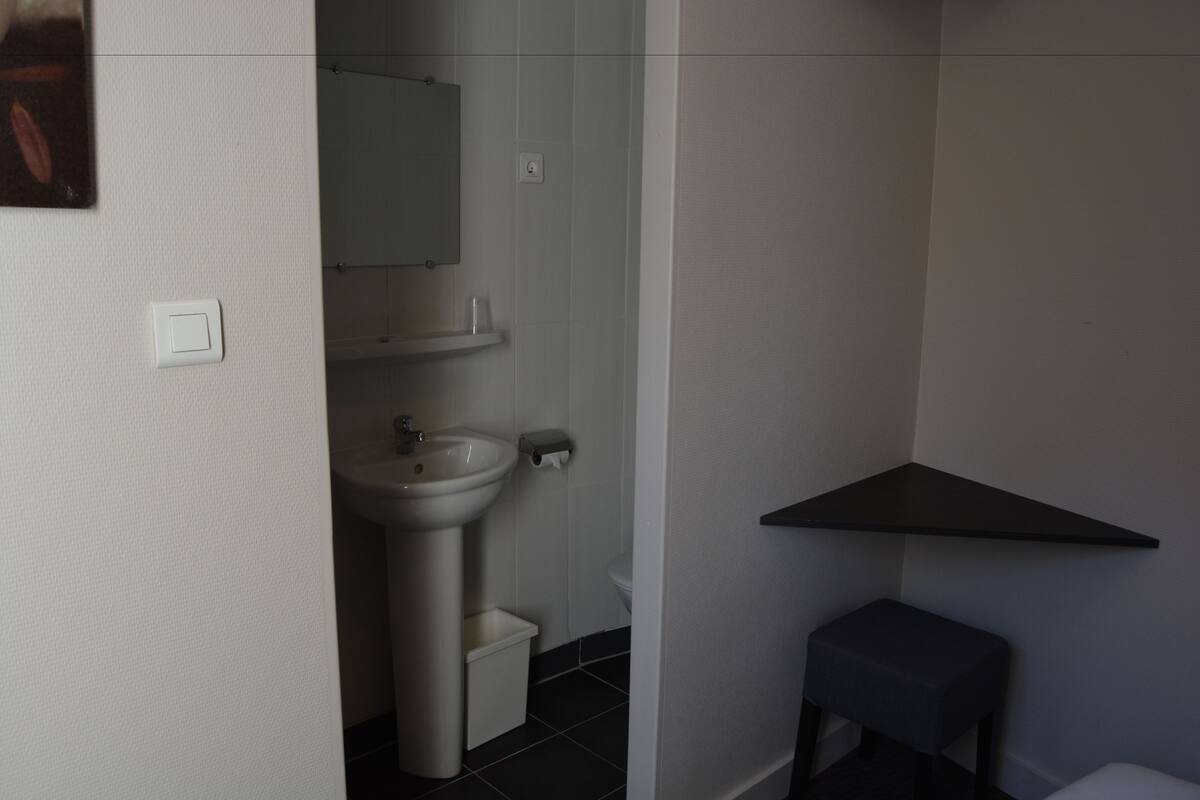 quadruple room | bathroom | shower, free toiletries, towels