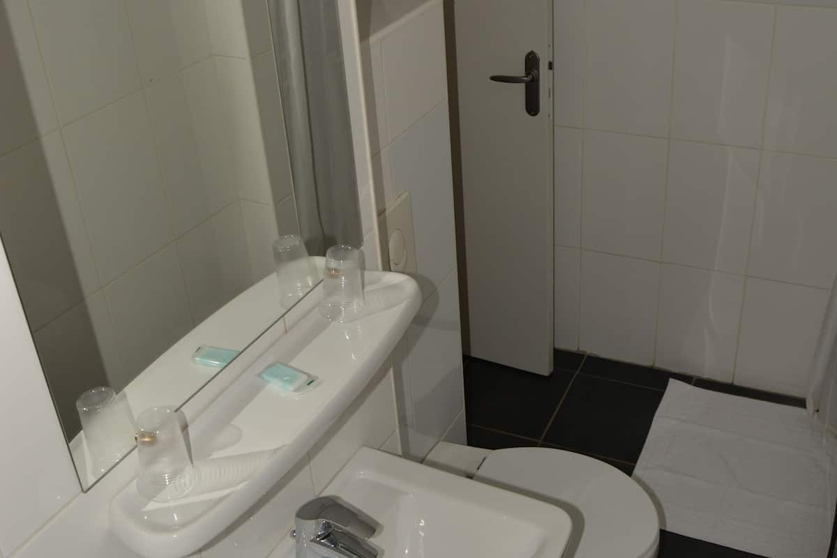 double room | bathroom | shower, free toiletries, towels