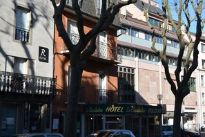 Front of property - Le Charleston Hotel (Rodez)