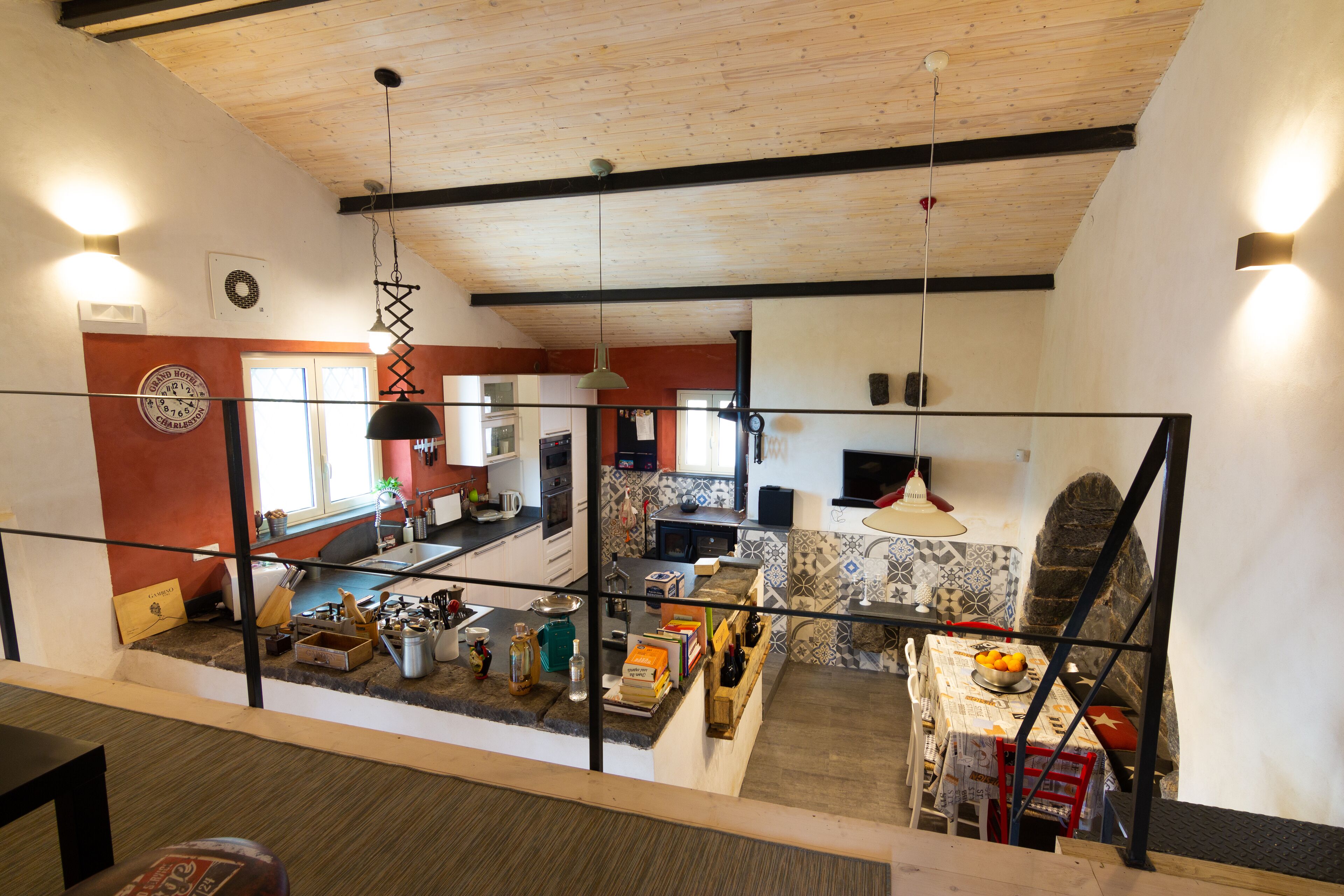 Frigorifero, microonde, forno, piano cottura