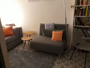 Télévision, livres, chaîne hi-fi