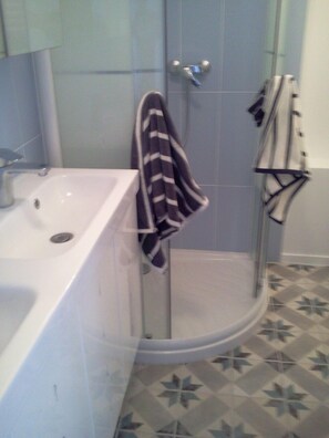 Badewanne, Haartrockner, Handtücher, Seife