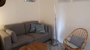 Una televisión, libros, un reproductor estéreo