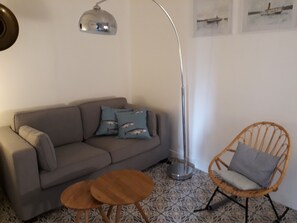 TV, books, stereo - Restored fisherman's house View of Lake Geneva on the port of Thonon Rives (Thonon-Les-Bains)