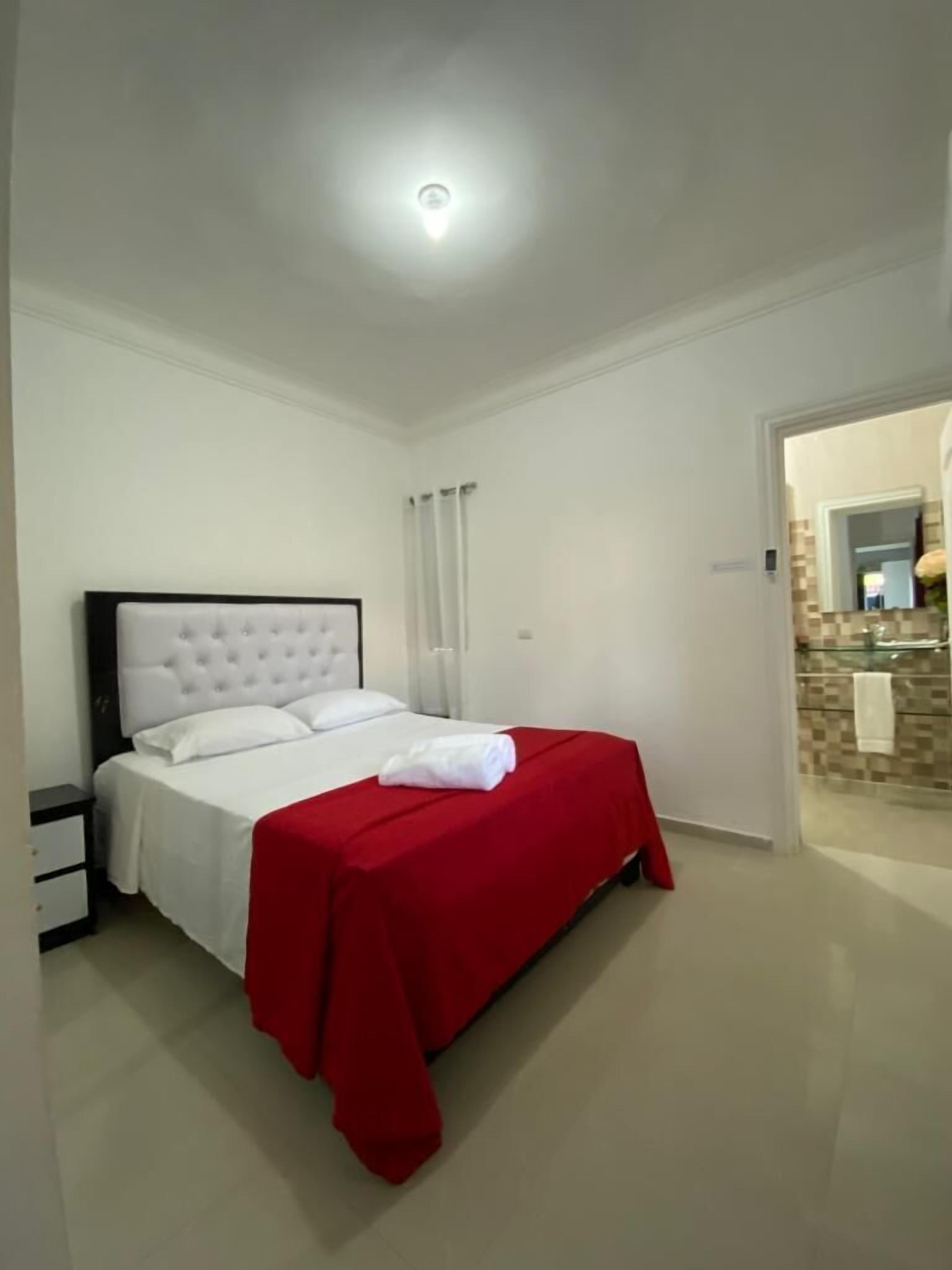 6 habitaciones, tabla de planchar con plancha, wifi y ropa de cama 