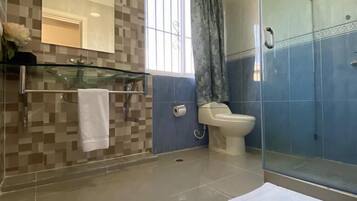 Dusj, håndklær, såpe og toalettpapir