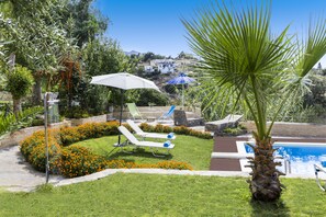 季節限定屋外プール、プール パラソル、サンラウンジャー