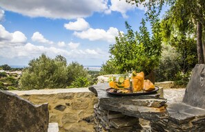 Outdoor dining - Elisa Villa (Mylopotamos)