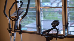 Ein Trainingsgerät in einem Zimmer mit Fenster.