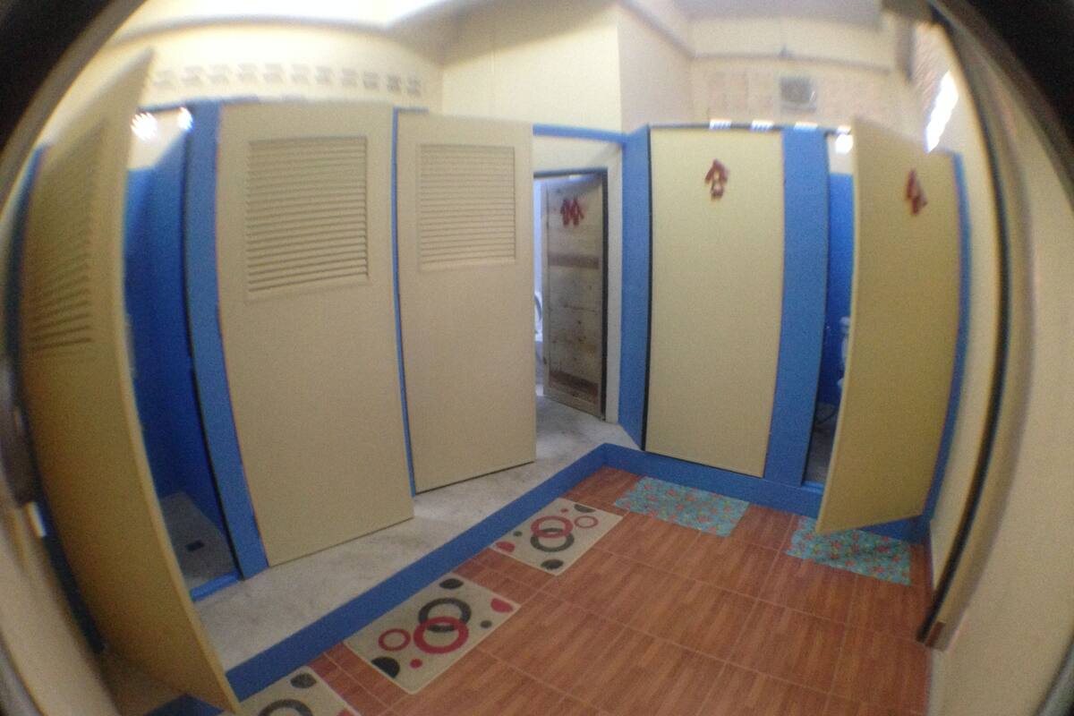 Shower, free toiletries, towels