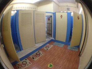 Dusche, kostenlose Toilettenartikel, Handtücher