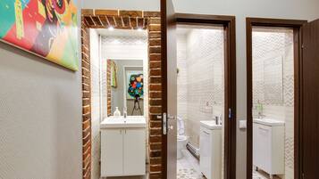 Shower, free toiletries