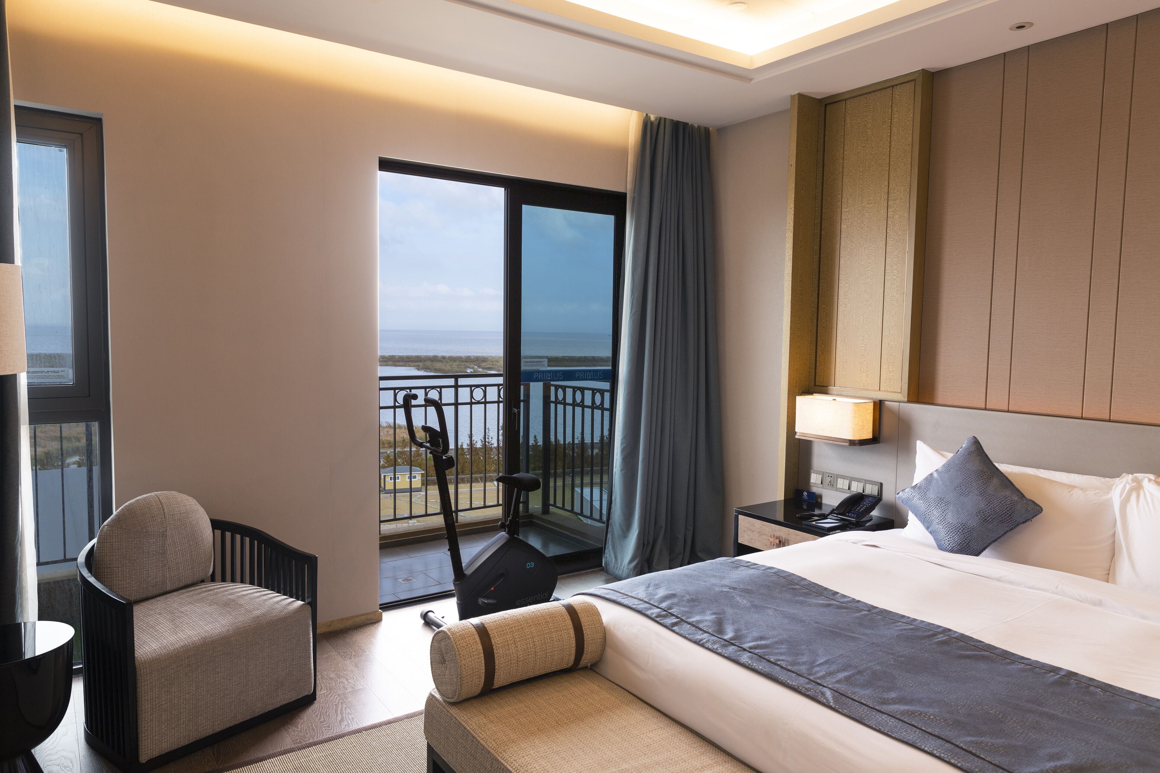 grand deluxe suite | living room | flat-screen tv