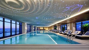 Kolam renang indoor