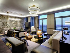 Presidential Suite | In-room safe, desk, blackout drapes, soundproofing