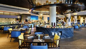2 restoran; melayani sarapan, makan siang, dan makan malam