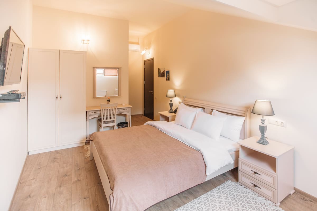 Habitación estándar doble | Caja fuerte, espacio para trabajar con un portátil, cortinas opacas