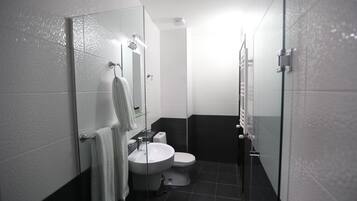 Regadera, amenidades de baño gratuitas, secadora de cabello, pantuflas