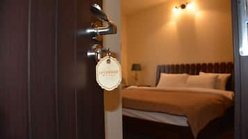 Habitación económica | Caja fuerte, espacio para trabajar con un portátil, cortinas opacas