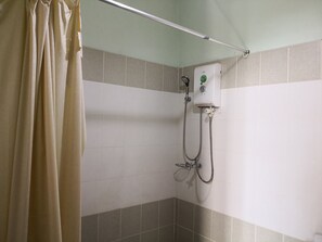 Chambre Standard | Douche de la salle de bain