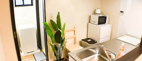 戸建て 二階 | 専用簡易キッチン | 冷蔵庫、電子レンジ、調理器具と食器