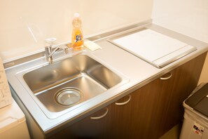 Hus (1st Floor) | Eget pentry | Kylskåp, mikrovågsugn och grytor/köksredskap