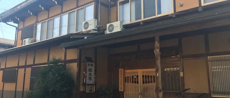 Vista frontal de la propiedad