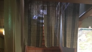 Eine Holztreppe mit Handlauf, die zu einer Zwischenebene mit einer Karte an der Wand führt.