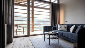 Suite – superior | Oppholdsområde | En 40-tommers Flatskjerm-TV med digitale kanaler samt TV