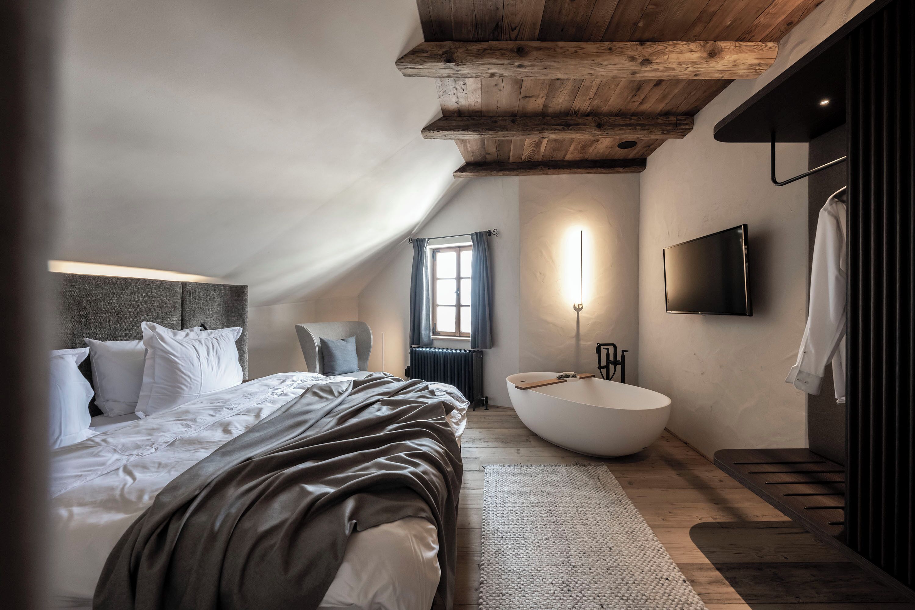 1 bedroom, frette italian sheets, premium bedding, down duvets