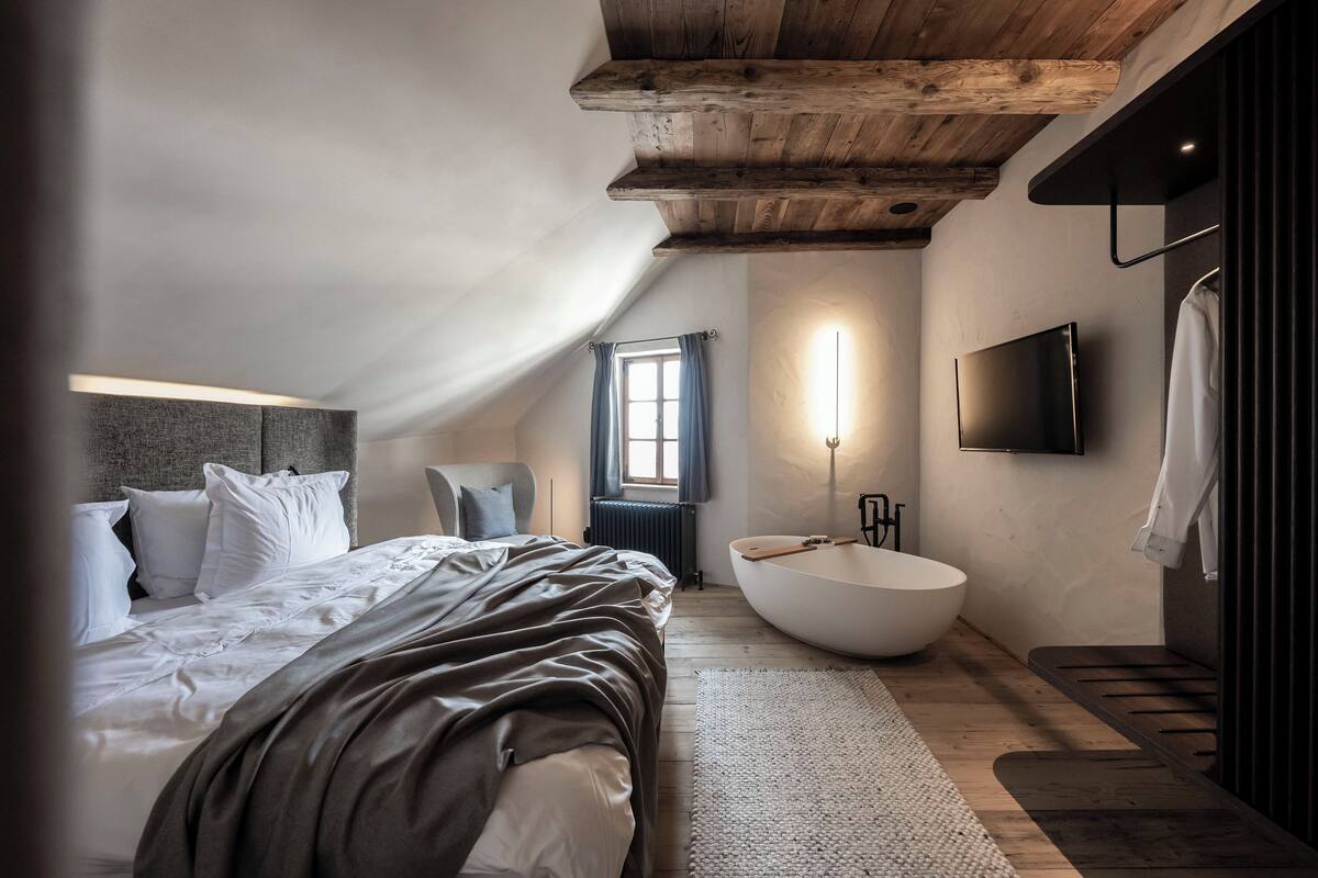 1 bedroom, frette italian sheets, premium bedding, down duvets