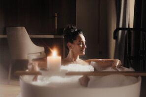 Luxury-Suite | Badezimmer | Dusche, Regendusche, Designer-Toilettenartikel, Haartrockner